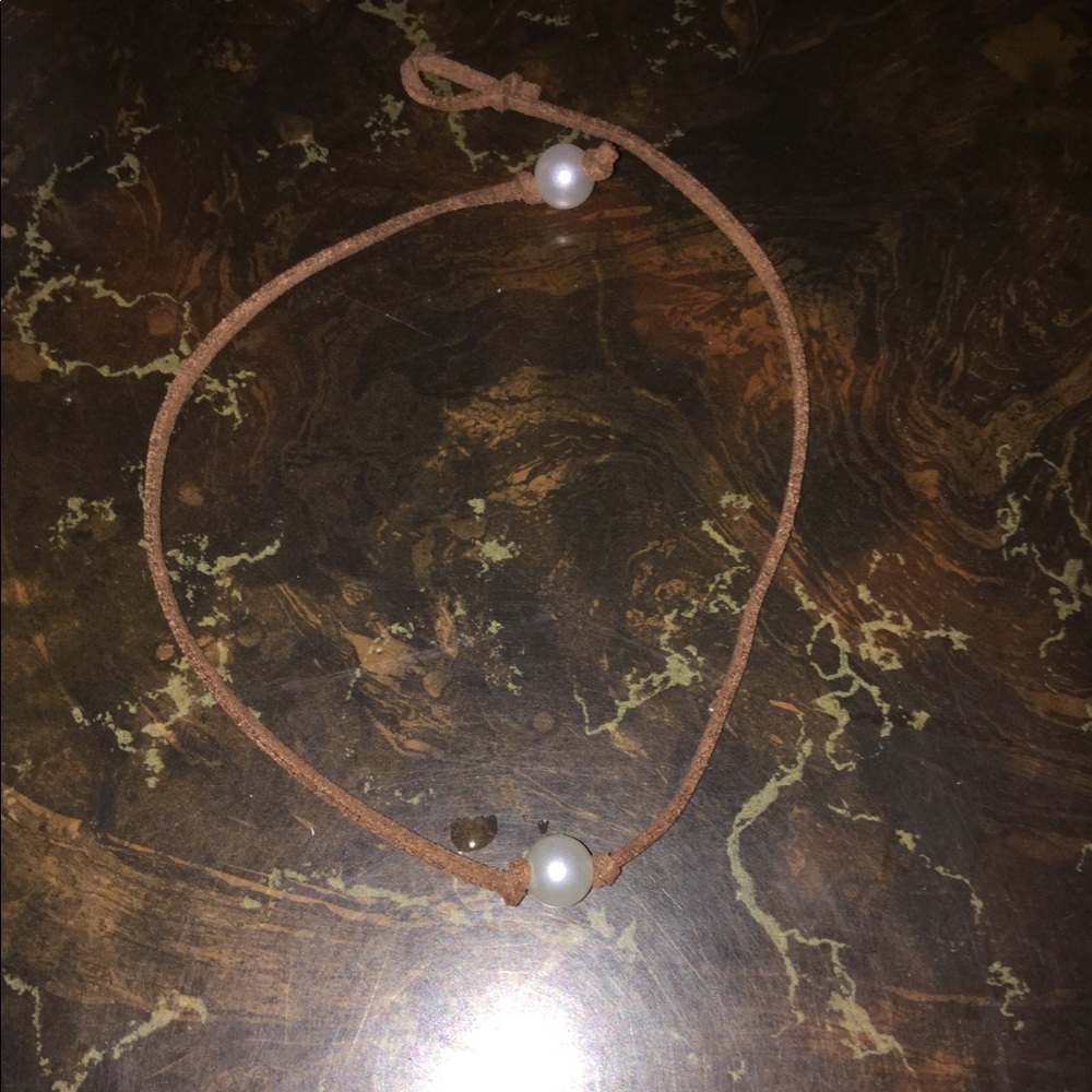 Brown choker